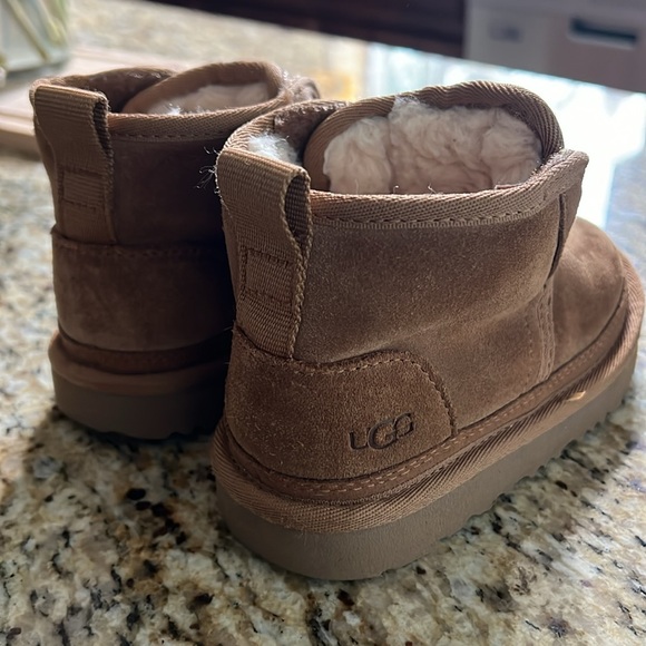 Great condition uni sex toddler uggs booties - Picture 2 of 6